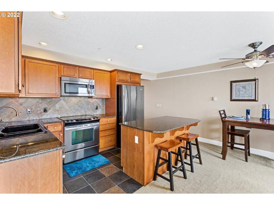 Rockaway Oceanview Condo,Steps To The Beach & Downtown,W&D, Wifi Rockaway Beach Exterior photo